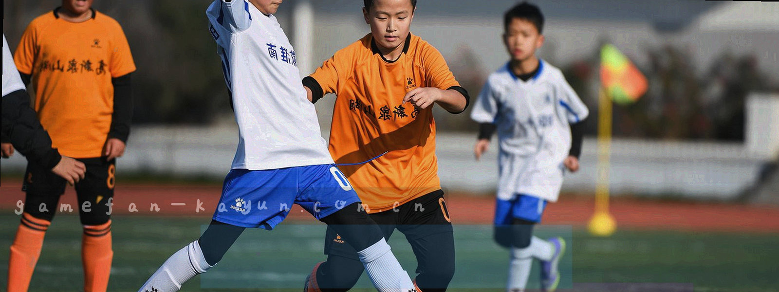 夜间跑道灯轨长时间曝光，橙绿光轨沿跑道向远处延展